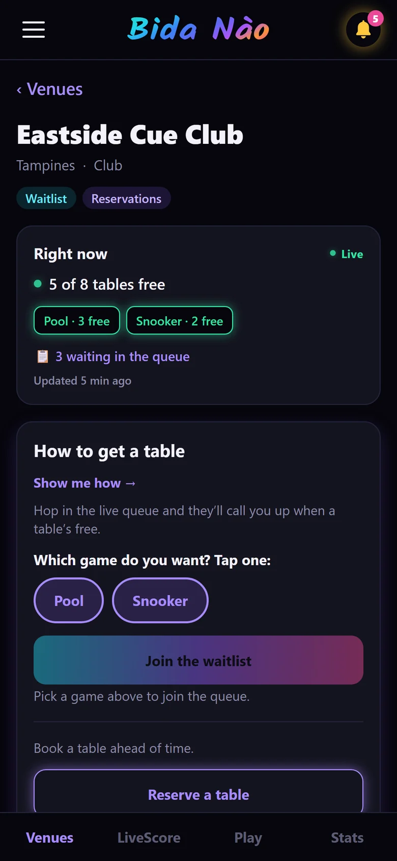 The player app showing the demo hall: how many tables are free right now and how many people are waiting.